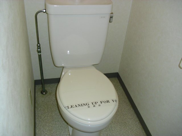 トイレ　写真は別号室のものです。