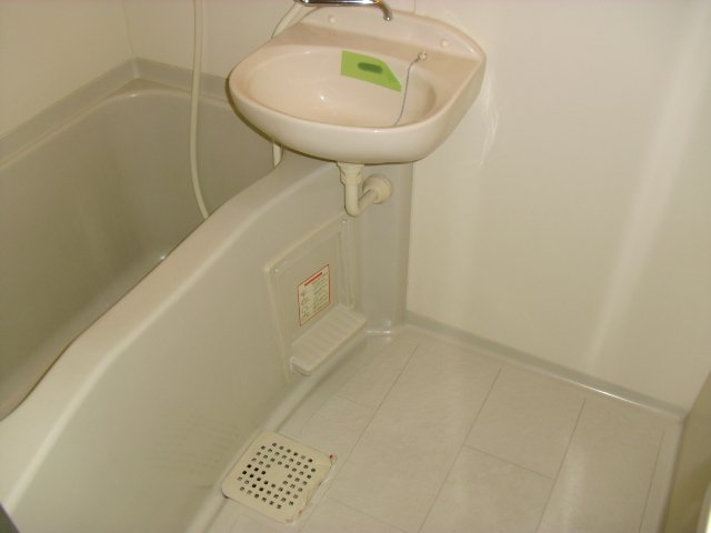 洗面設備　写真は別号室のものです。