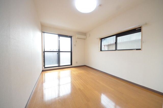 居室・リビング　☆２面採光の明るい角部屋☆