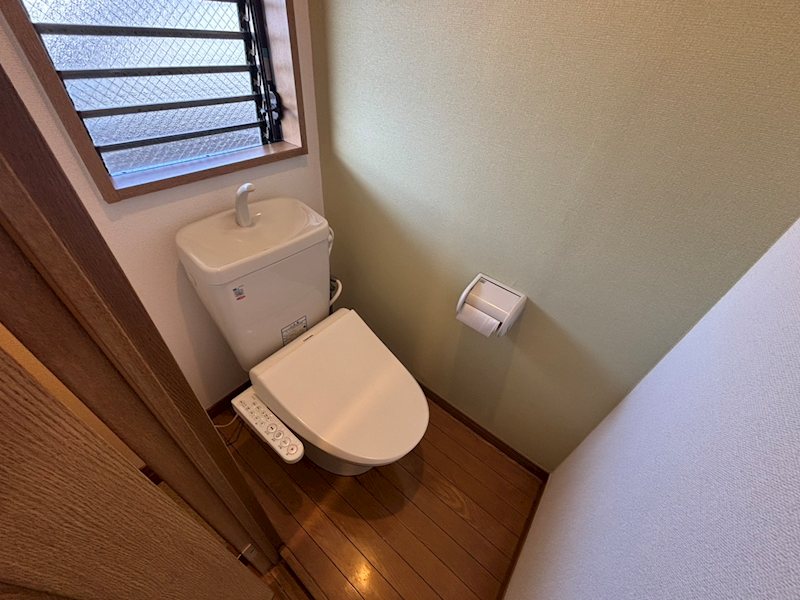 トイレ　別号室の参考写真となります