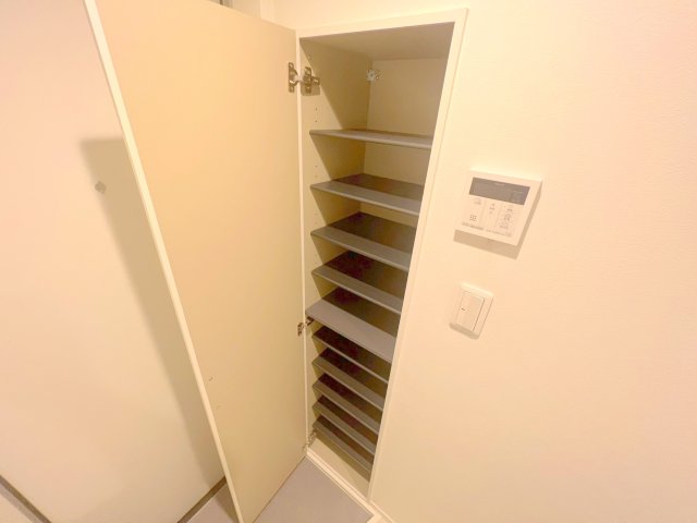収納　大きいシューズボックスは靴がいっぱい入れれますね。