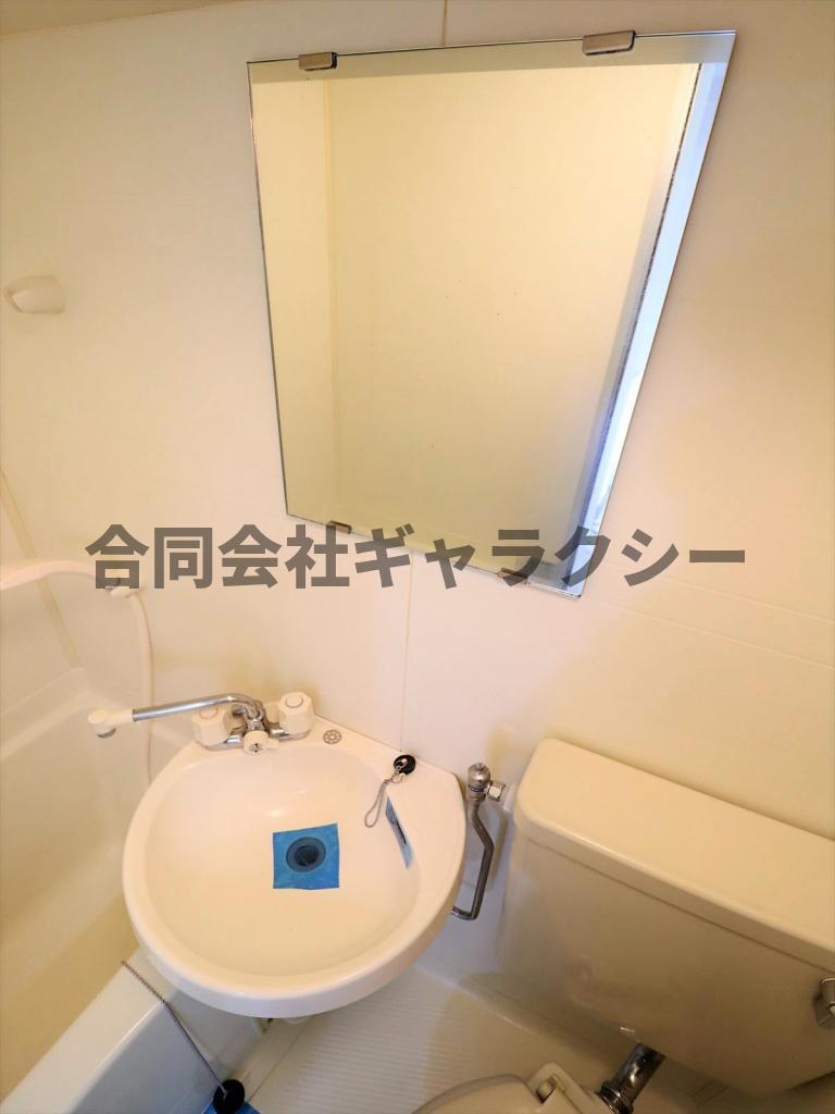 洗面設備　鏡付きの洗面台