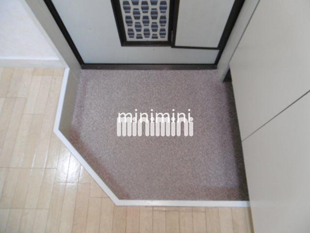 玄関　玄関部分はコンパクトなつくり