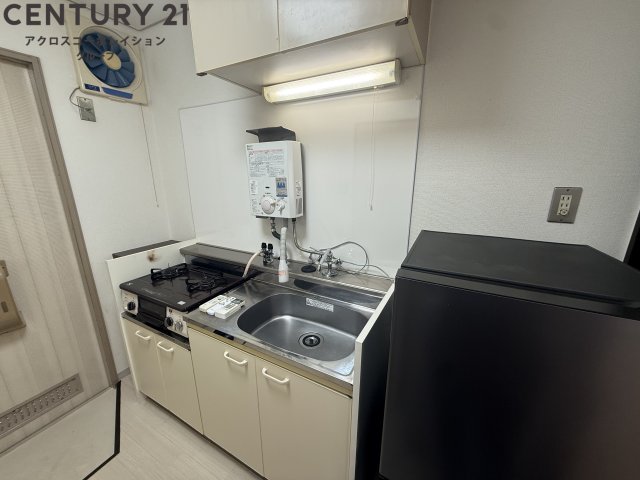 キッチン　2口ガスコンロ、冷蔵庫付きのキッチン！