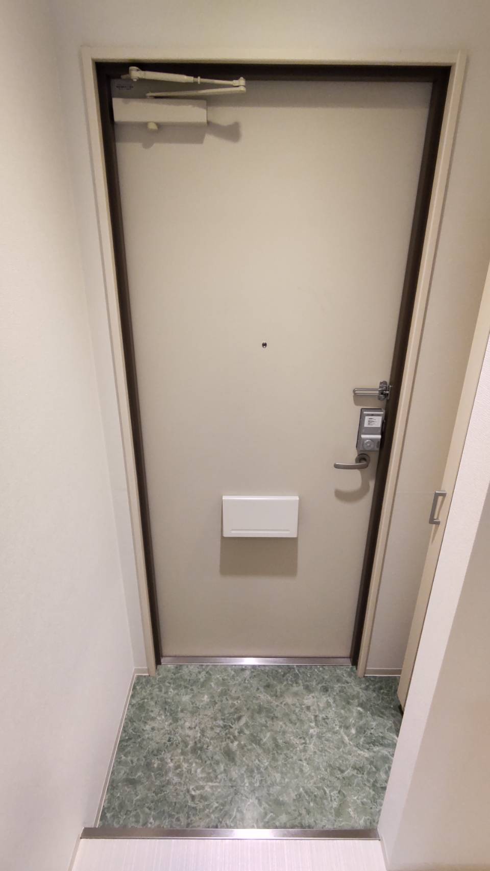玄関　シューズ収納あります