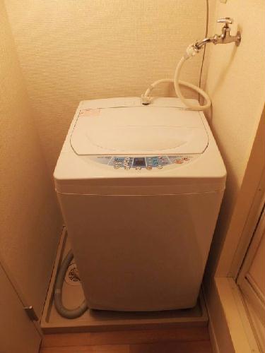 洗面設備　全自動洗濯機がバスルーム横にあります