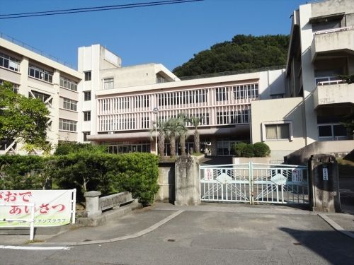 小学校　竹原市立竹原小学校（小学校）まで2017m