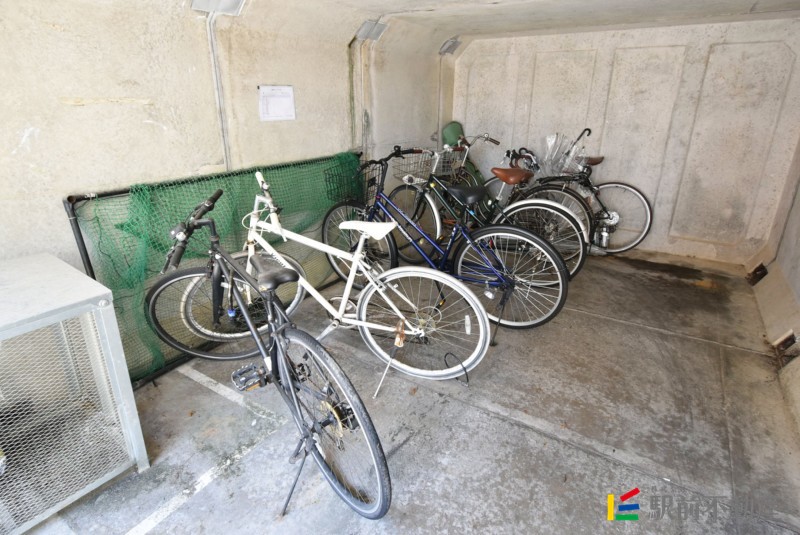 駐車場　屋根付き駐輪場です