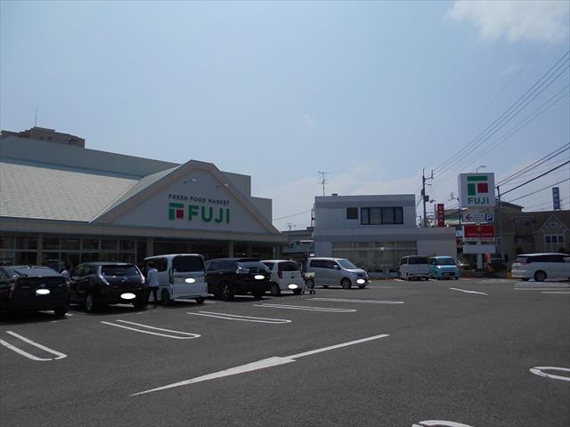スーパー　フジ松末店（スーパー）まで860m