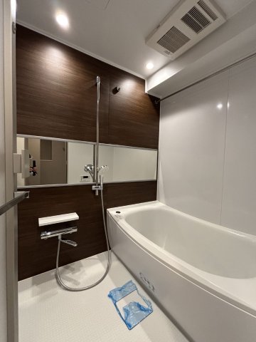 バス・シャワールーム　※反転タイプのお部屋の写真を使用しています。