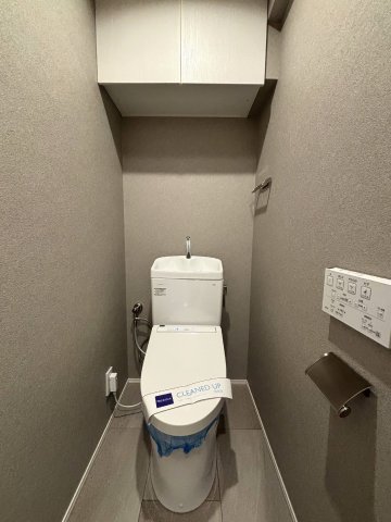 トイレ　※反転タイプのお部屋の写真を使用しています。