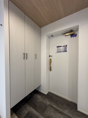玄関　※反転タイプのお部屋の写真を使用しています。