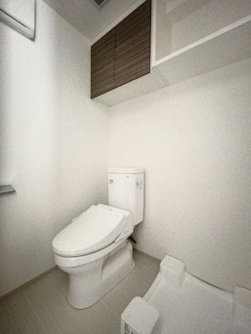 トイレ　落ち着いた色調のトイレです