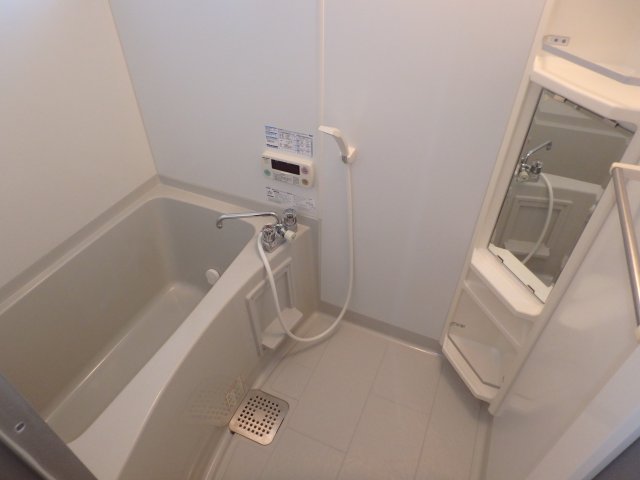 バス・シャワールーム　別部屋反転間取のお写真になります。参考にご覧くださいませ。別