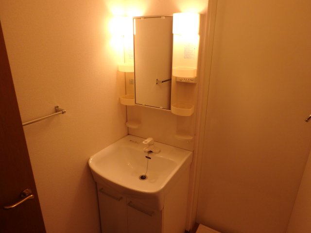洗面設備　別部屋反転間取のお写真になります。参考にご覧くださいませ。別