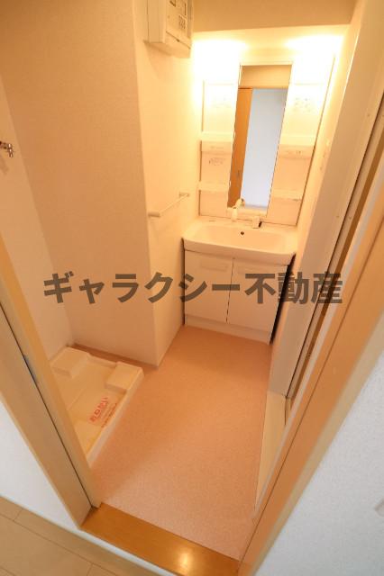 洗面設備　シャンプードレッサー付きの洗面台