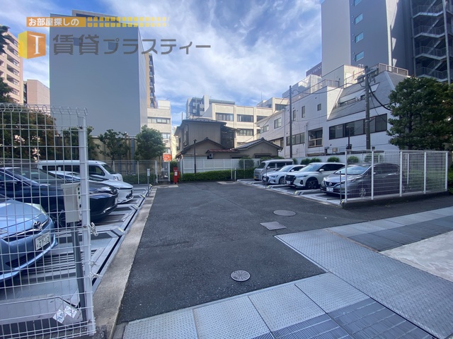 駐車場　駐車場は、空き区画により駐車できる車種や金額が異なります。