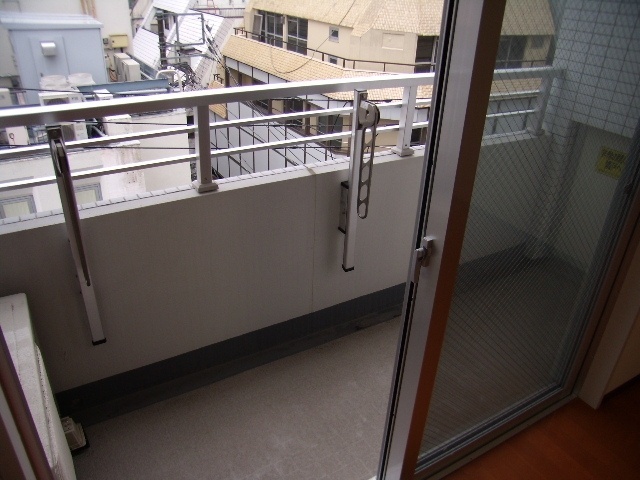 バルコニー　※別タイプの参考画像になります。