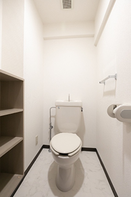 トイレ　上部に棚のある洋式トイレです☆