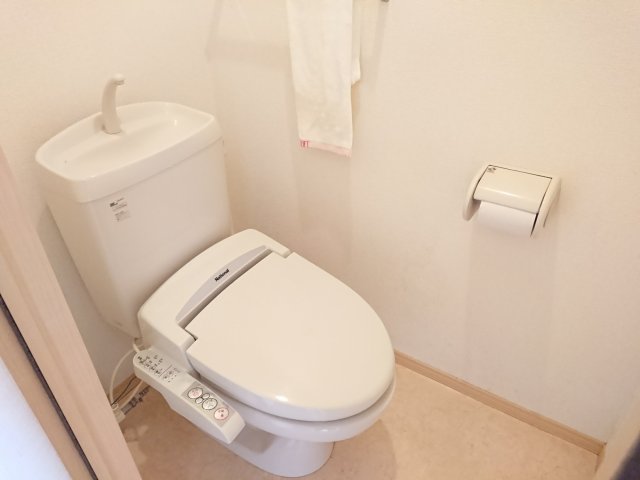 トイレ　温水洗浄便座です