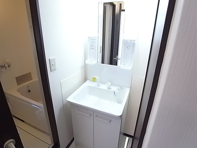 洗面設備　トイレ閉開時接触する為変更予定。オシャレなものが設置予定。