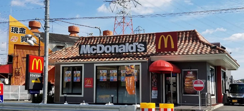 飲食店　マクドナルド 1号線出屋敷店（飲食店）まで714m