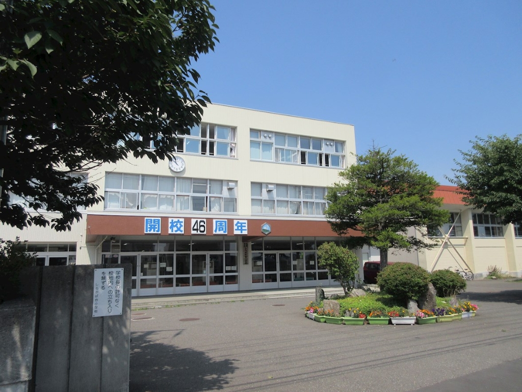 小学校　札幌市立しらかば台小学校（小学校）まで1227m