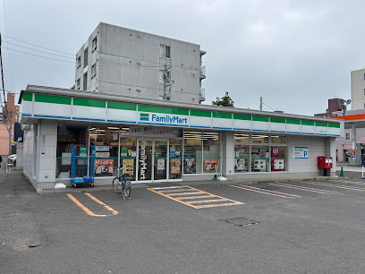 コンビニ　ファミリーマート札幌南12条店（コンビニ）まで383m
