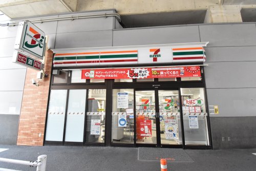 コンビニ　セブンイレブンJR鶴ヶ丘駅前店（コンビニ）まで93m