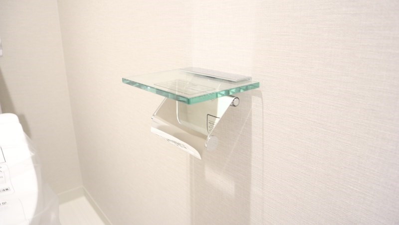 トイレ　意外と便利なガラス棚板付きのトイレットペーパーホルダー。スマ