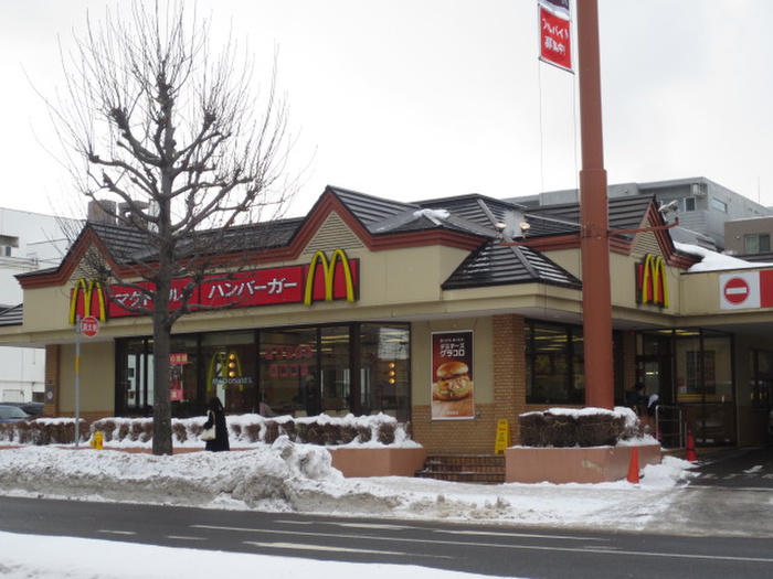 飲食店　マクドナルド平岸店（飲食店）まで500m