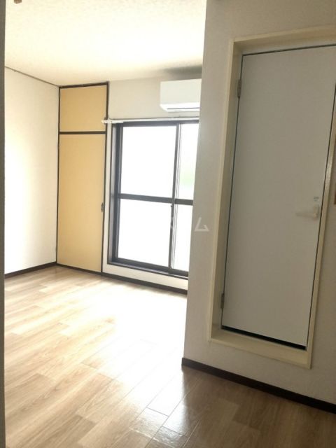 シャイニーフラッツの居間写真