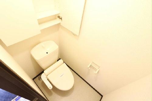 トイレ　快適な温水洗浄便座付きトイレになります。