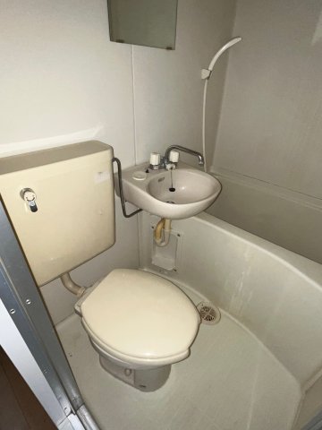 トイレ　リフォーム前参考用写真（現在、3点ユニット→温水洗浄便座付き