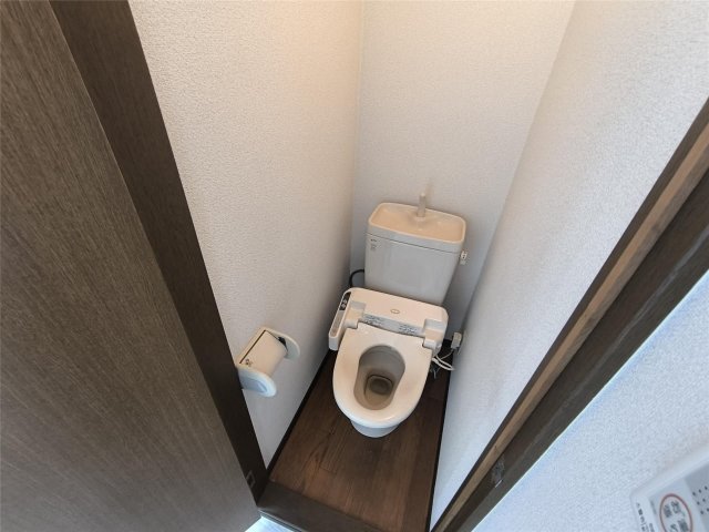 トイレ　快適な温水洗浄便座トイレです