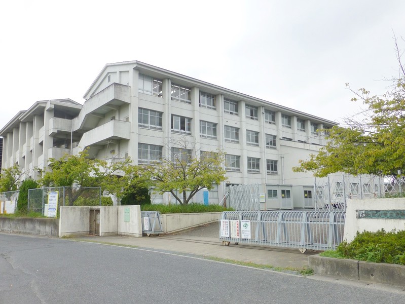 中学校　大和郡山市立片桐中学校（中学校）まで591m