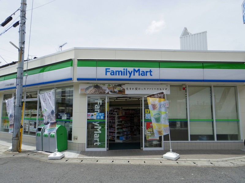 コンビニ　ファミリーマートJR大和小泉駅前店（コンビニ）まで491m