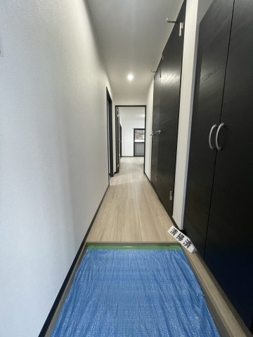 玄関　※同じ間取りの反転タイプの写真です。