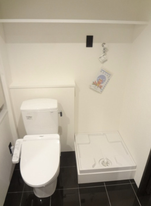 都営三田線 千石駅 徒歩6分 4階建 築8年のトイレ写真