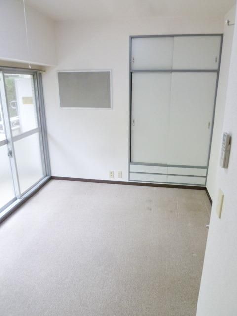 居室・リビング　★カーペットのお部屋です★