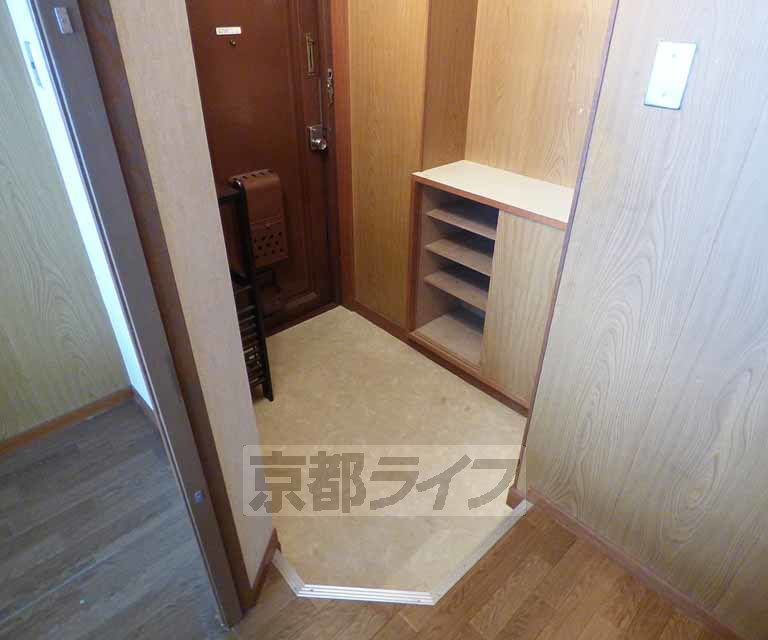地下鉄烏丸線 今出川駅 徒歩13分 10階建 築52年の玄関写真