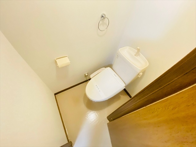 トイレ　同一建物内２０１号室内装写真転載