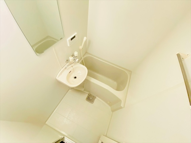 バス・シャワールーム　同一建物内２０１号室内装写真転載