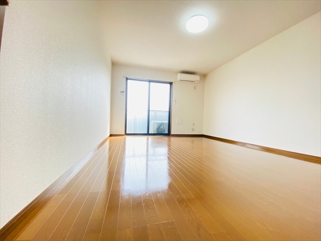 居室・リビング　同一建物内２０１号室内装写真転載