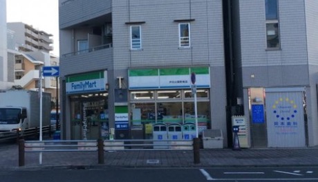 コンビニ　ファミリーマート芦花公園駅南店（コンビニ）まで576m