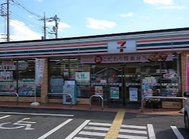 コンビニ　セブンイレブン（コンビニ）まで921m
