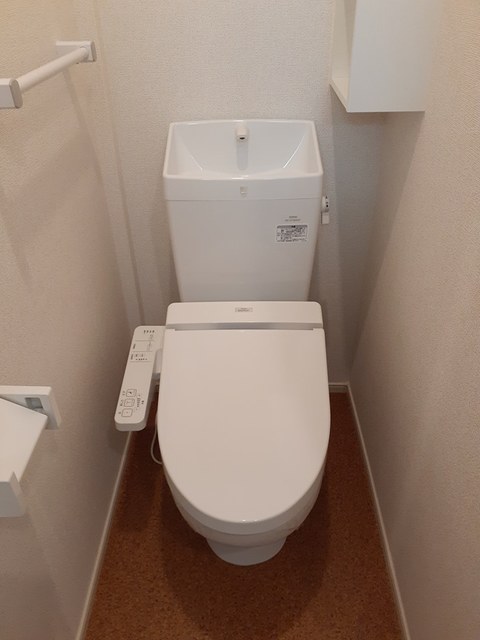 トイレ　嬉しい温水洗浄便座付きです♪