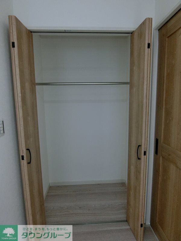 収納　ナチュラルな木目調の床材・建具を使用しており、温かい空間を…