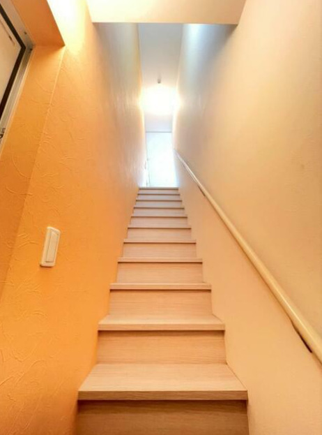 玄関　玄関からすぐ階段でお部屋へ