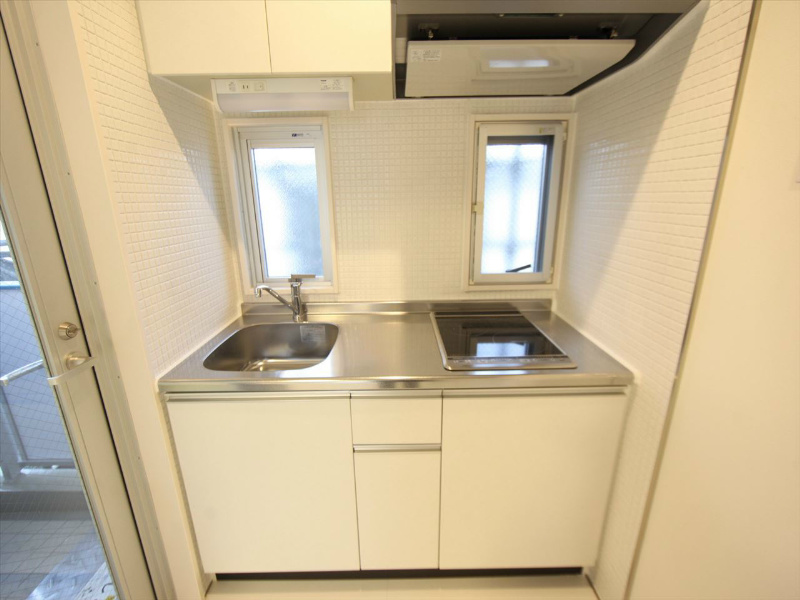 キッチン　システムキッチン（ＩＨ2口）冷蔵庫・レンジ等ご用意できます
